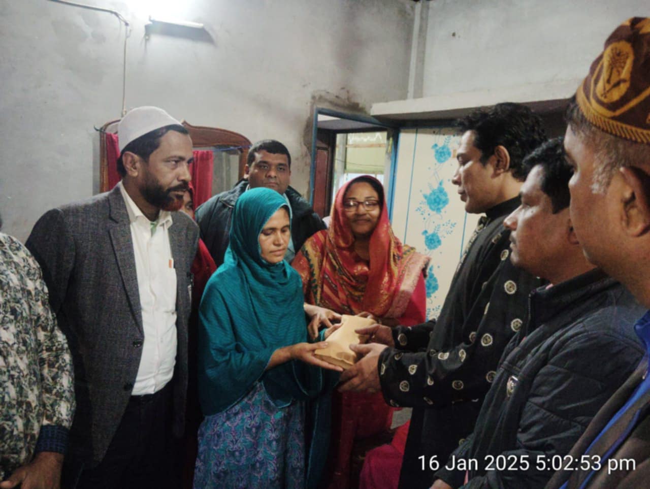 শ্রীবরদীর চারণ সাংবাদিক মরহুম বকুলের শোকাহত পরিবারের পাশে মোহনা টেলিভিশন 