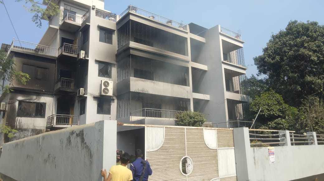 বাঘায় সাবেক প্রতিমন্ত্রী শাহরিয়ার আলমের আড়ানী বাসভবনে ভাঙচুর ও আগুন