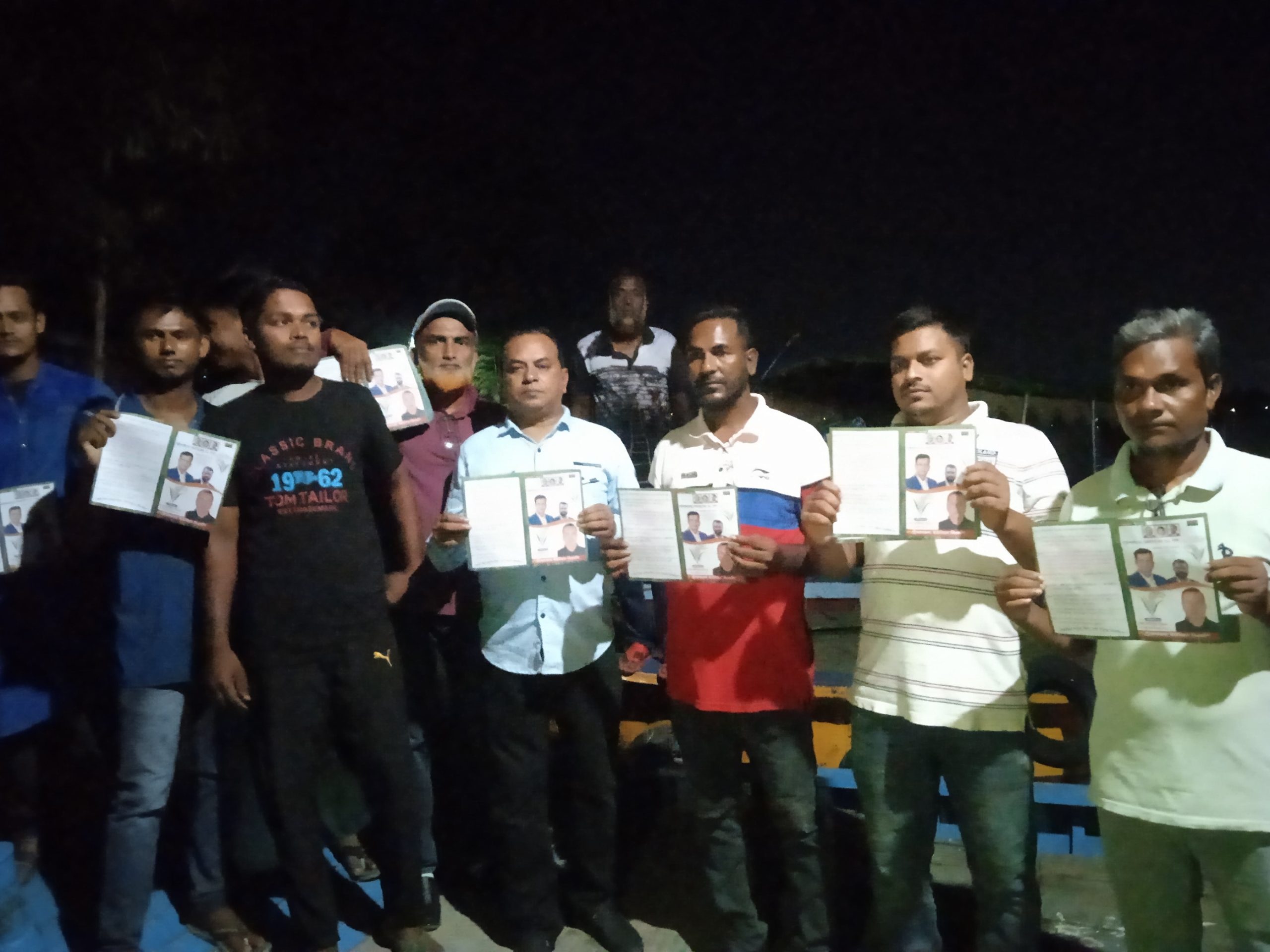 তারেক রহমানের ৩১ দফা রাষ্ট্রকাঠামো ও নারীর মর্যাদা, সুরক্ষায় আজিজুল বারী হেলালের পক্ষ থেকে লিফলেট বিতরণ করেন শেখ জাহিদুর রহমান