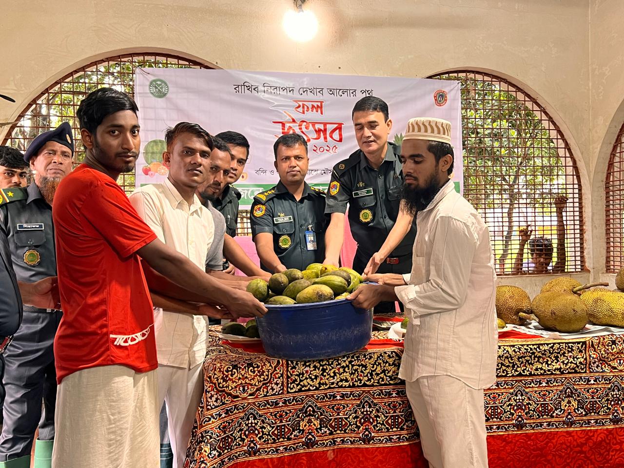 কক্সবাজার কারাগারে ‘মধুমাস’ উদযাপন, মৌসুমি ফল পেয়ে উচ্ছ্বসিত বন্দিরা!