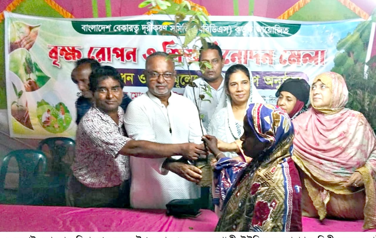 দিনাজপুরে বিশিষ্ট শিল্পপতি বিএনপি নেতা হাফিজুর রহমান সরকার চাঁদগঞ্জ বৃক্ষমেলায় গাছ বিতরণ করলেন