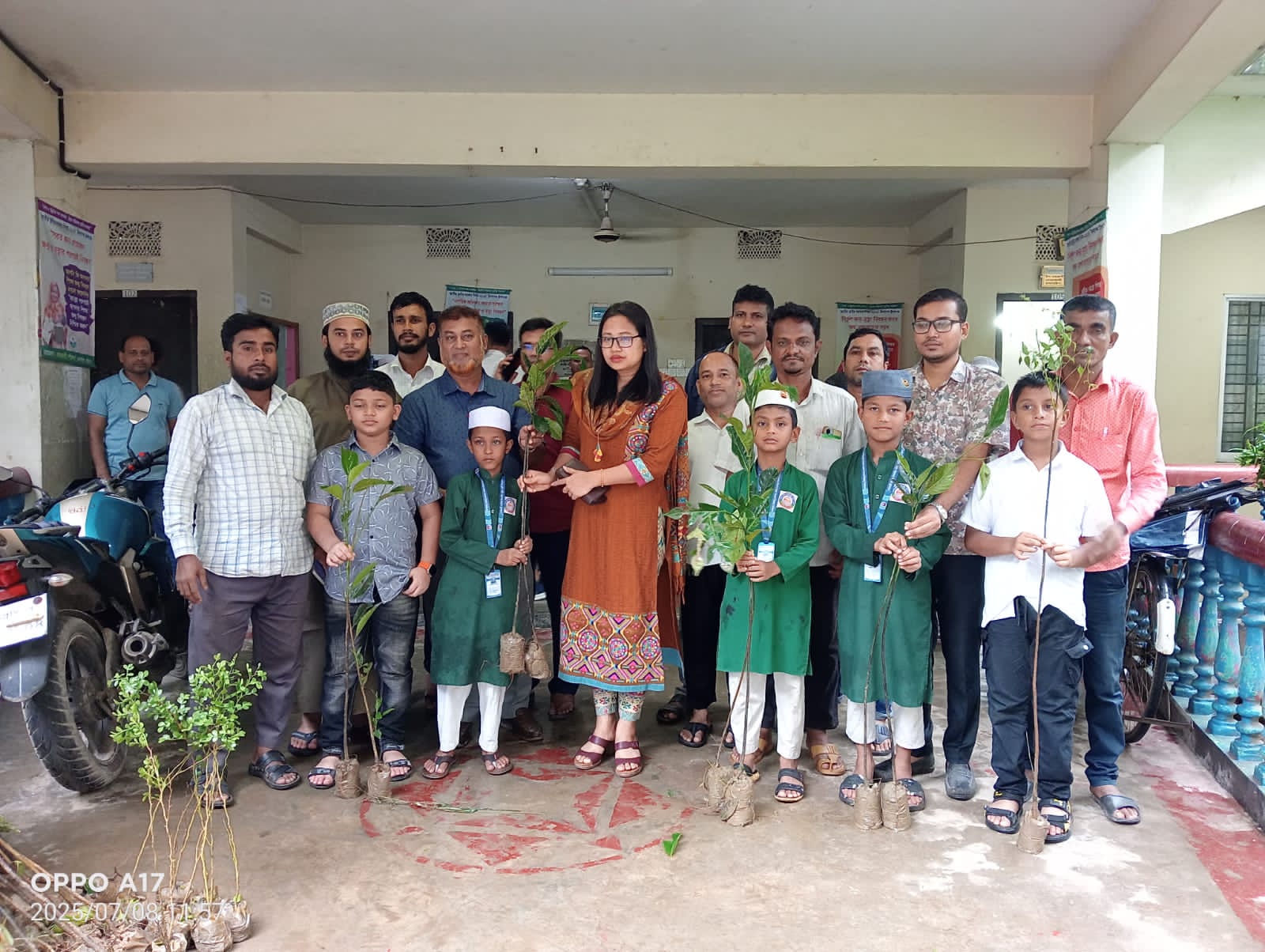 দোহাজারী পৌরসভার উদ্যোগে শিক্ষার্থীদের মাঝে গাছের চারা বিতরণ