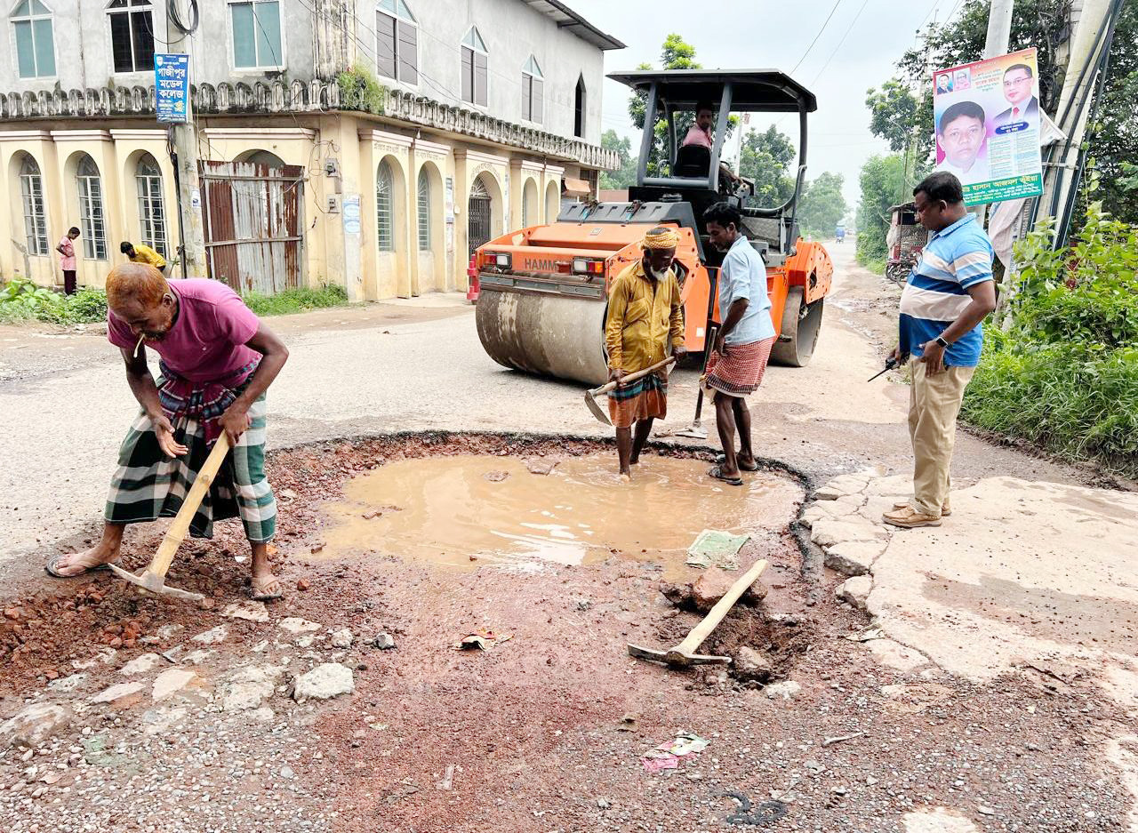 ক্ষতিগ্রস্থ সড়ক মেরামত কাজপরিদর্শনে প্রধান নির্বাহী কর্মকর্তা