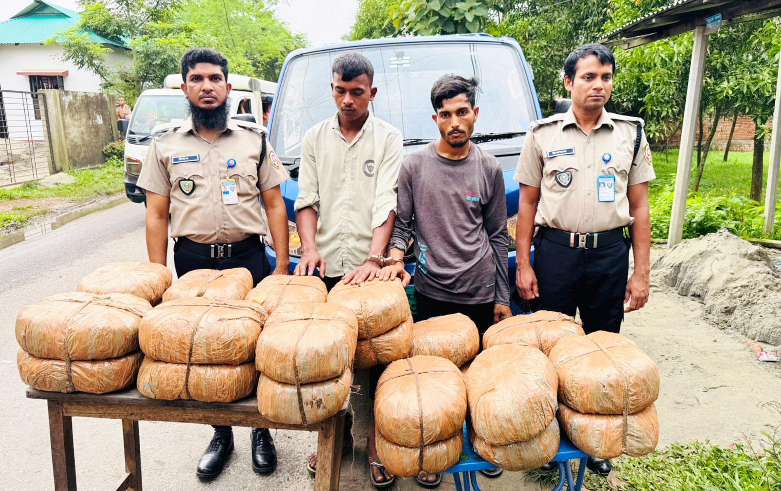গাজীপুরে ৪৮ কেজি গাঁজাসহ দুই মাদক চোরাকারবারি গ্রেফতার