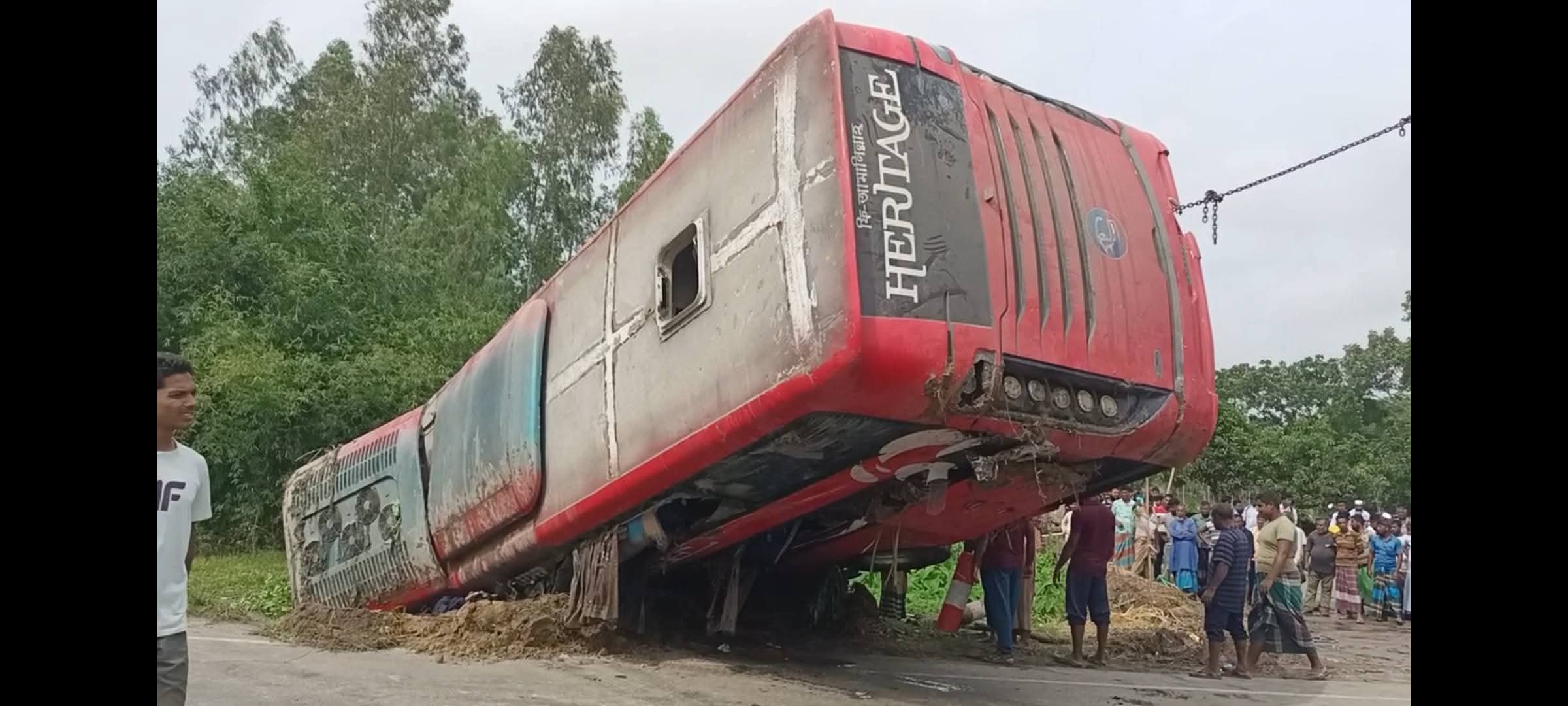 দিনাজপুরের আমবাড়িতে যাত্রীবাহী বাস খাদে, গণঅধিকার নেতা ফারুকসহ আহত ১২