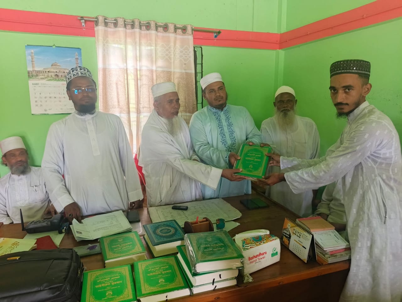 ইদারার মুলকেন্দ্র হিফজুল কুরআন মুজাব্বিদ আলিম মাদ্রাসায় নতুন ৬ জন শিক্ষক যোগদান ও সংবর্ধনা