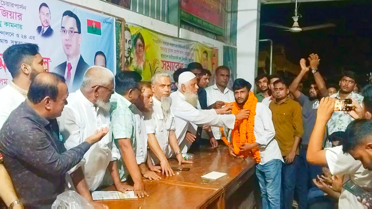 ভালুকা সরকারি কলেজ ছাত্রদলের নবগঠিত কমিটির আনন্দ মিছিল