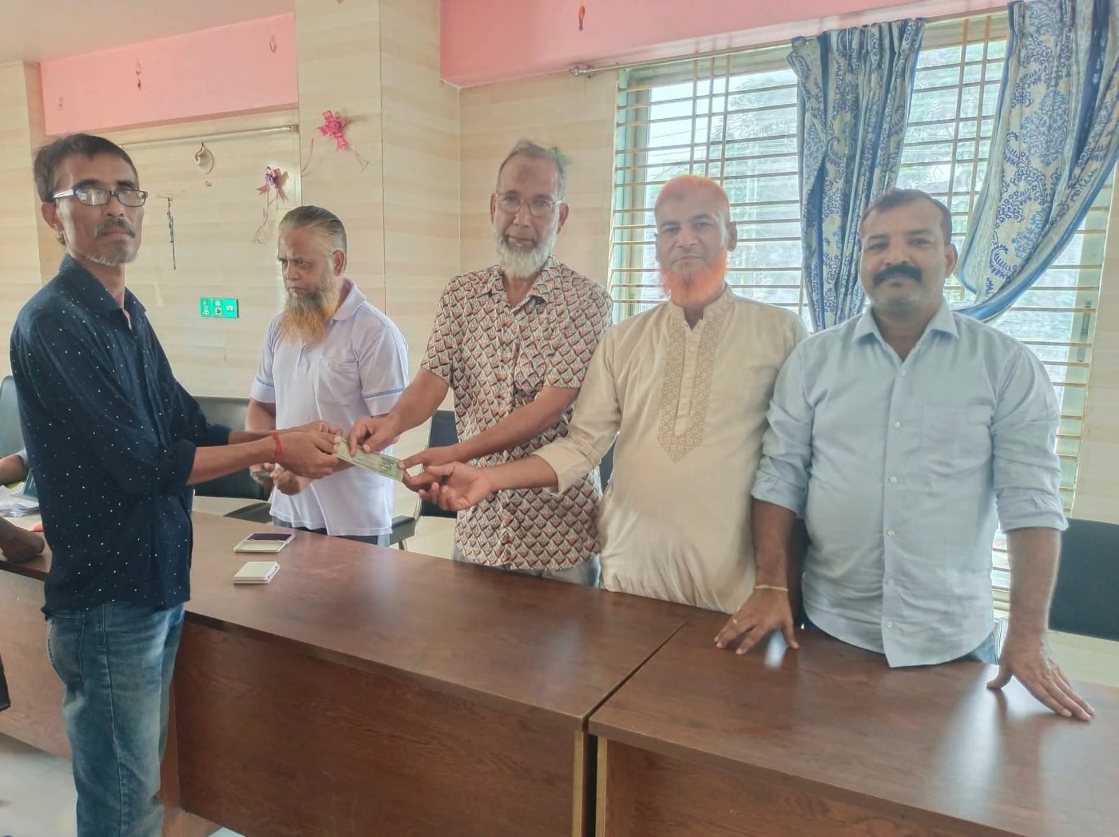 শারদীয় দুর্গাপূজা উপলক্ষে দিনাজপুর জেলা মোটর পরিবহণ শ্রমিক ইউনিয়নের শ্রমিকদের মাঝে উৎসব ভাতা বিতরণ
