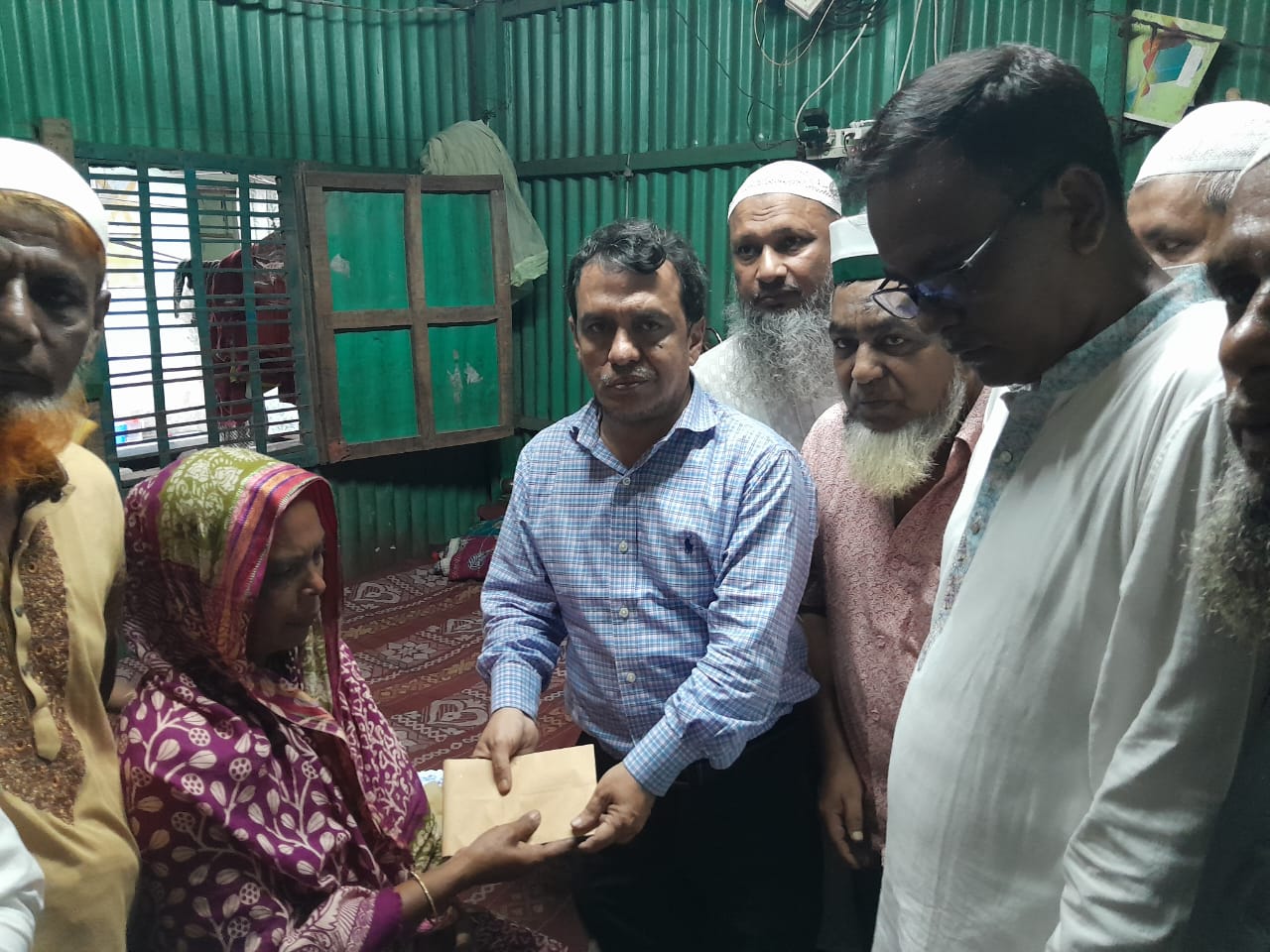 টঙ্গীতে অগ্নিকাণ্ডে নিহত যুবদল কর্মীর পরিবারের পাশে বিএনপি নেতা