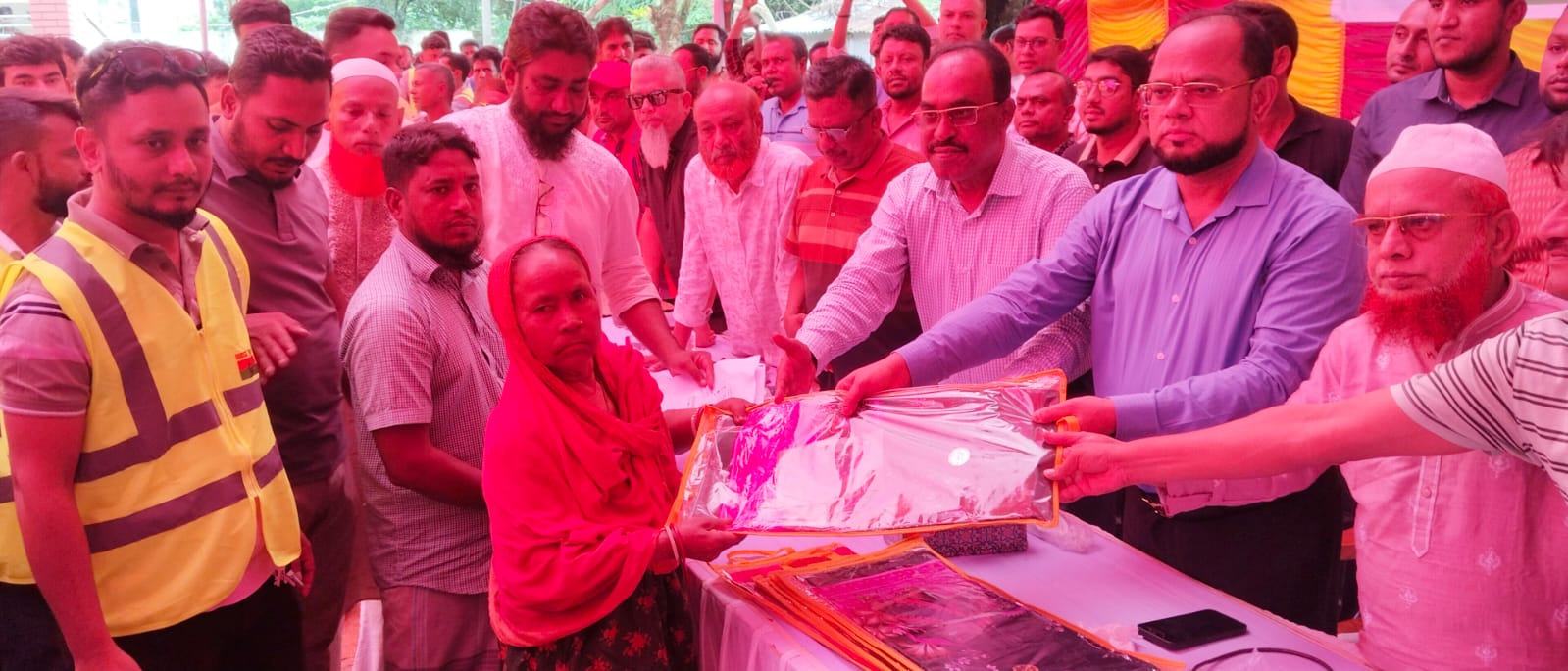 ভালুকায় পৌর সভার ৯টি ওয়ার্ডের জনগণের মাঝে বিএনপির উপহার সামগ্রী বিতরণ