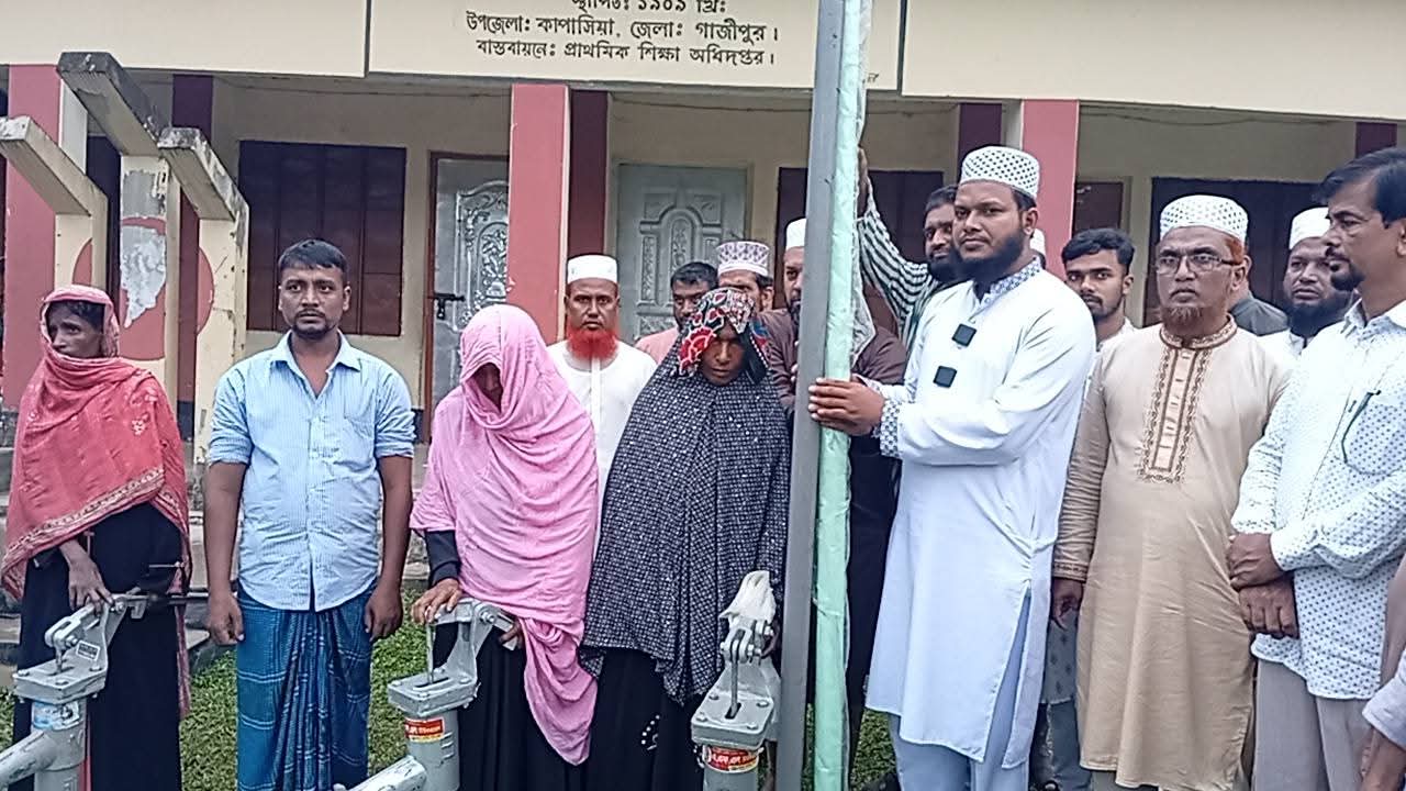 কাপাসিয়ায় বাংলাদেশ জামায়াতের ইসলামীর ৯ গরীব ও অস্বচ্ছ পরিবারের মাঝে টিউবওয়েল বিতরণ