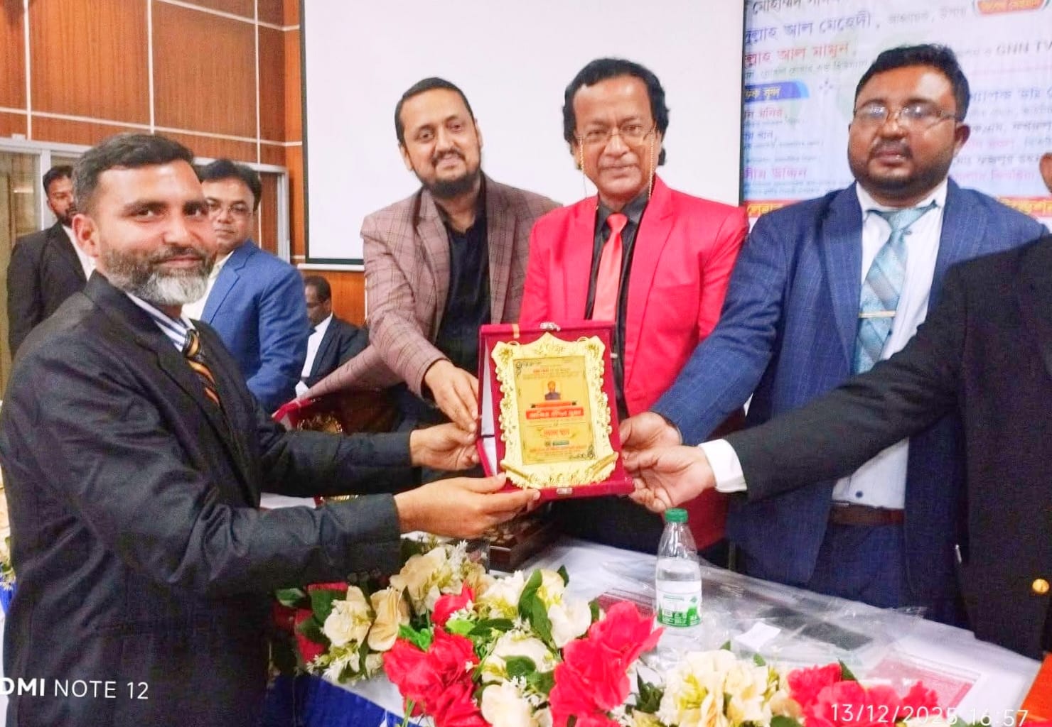 ভালুকায় ক্রীড়াঙ্গনে ও শিক্ষা সেবায় বিশেষ অবদান রাখায় আজিম উদ্দিন সুমনকে সম্মাননা প্রদান