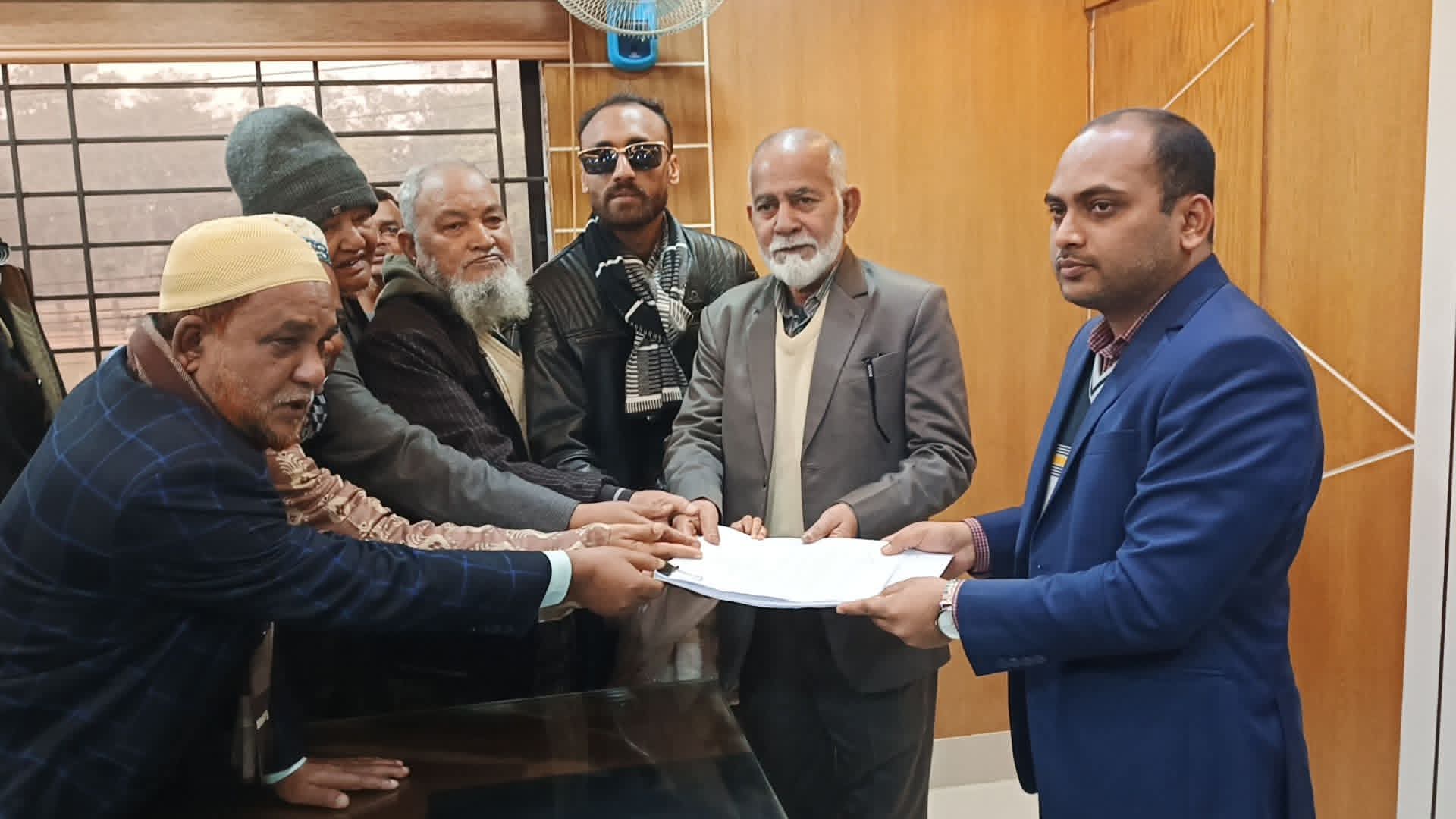 দিনাজপুর-৫: দলীয় মনোনয়ন না পেয়ে স্বতন্ত্র প্রার্থী হিসেবে রেজওয়ানুল হকের মনোনয়নপত্র দাখিল