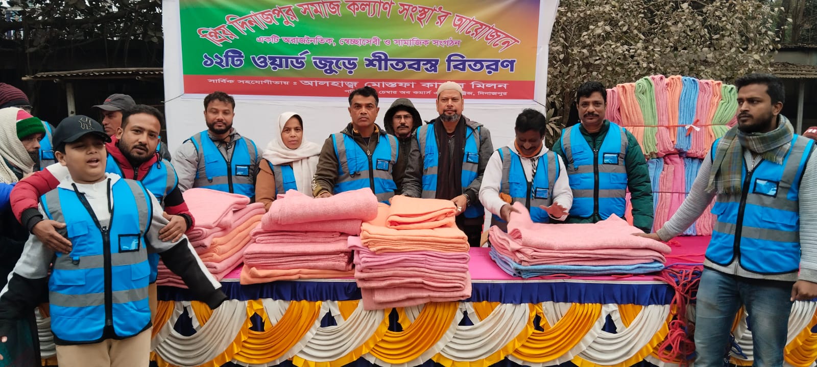 দিনাজপুরে প্রিয় দিনাজপুর সমাজকল্যাণ সংস্থার কম্বল বিতরণ